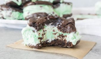 Homemade mint chocolate chip ice cream sandwiches are dangerously easy to make, and they’re a great way to keep you cool on hot summer days! Get the recipe at itsybitsykitchen.com