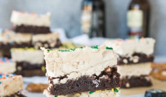 Be the star of your next football party with these shortcut beer + pretzel brownies. They're perfect tailgating food! Recipe at itsybitsykitchen.com