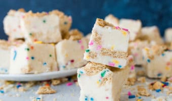 White chocolate funfetti graham cracker fudge is a delicious and easy homemade candy recipe, as easy to make as it is to eat! Perfect for gifts and Christmas cookie trays!