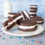 With their cake batter filling and crunchy chocolate cookies, these #chocolate cake batter sandwich #cookies are a sweet treat you need in your life! #Recipe from itsybitsykitchen.com