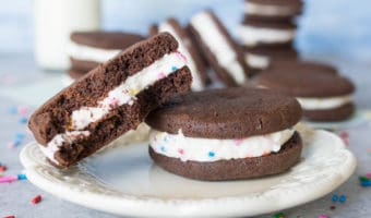 With their cake batter filling and crunchy chocolate cookies, these #chocolate cake batter sandwich #cookies are a sweet treat you need in your life! #Recipe from itsybitsykitchen.com