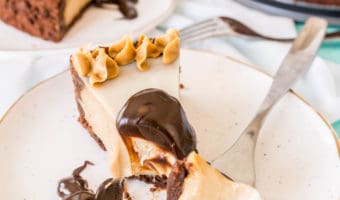 Peanut butter, chocolate, and cheesecake, what could be better? This brownie bottom peanut butter cheesecake recipe will please all the peanut butter lovers in your life!