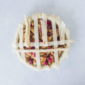 Apple cranberry pie is a delicious twist on a classic, perfect for Thanksgiving or any winter holiday! recipe via itsybitsykitchen.com #Thanksgiving #Christmas #pie