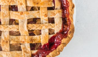 Apple cranberry pie is a delicious twist on a classic, perfect for Thanksgiving or any winter holiday! recipe via itsybitsykitchen.com #Thanksgiving #Christmas #pie