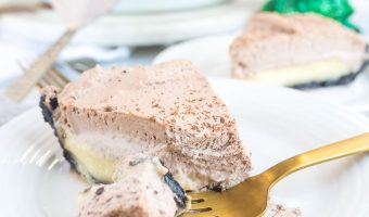 This no bake chocolate eggnog cream pie has a sweet and crunchy Oreo crust, a creamy eggnog custard layer, and a layer of sweet chocolate whipped cream. End your Christmas dinner in style! recipe via itsybitsykitchen.com #eggnog #Christmasdessert #creampie